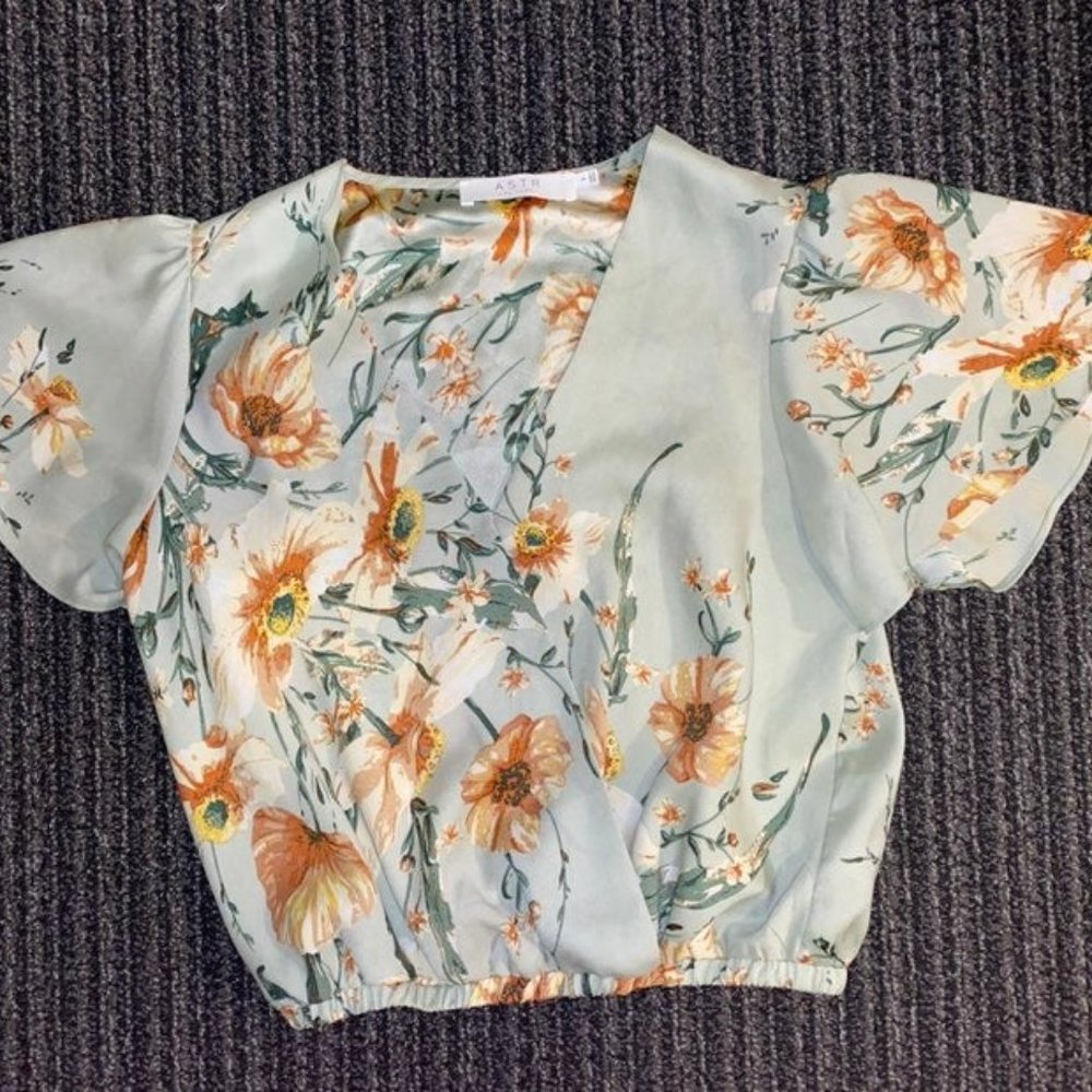 ASTR Ruffle Sleeve Blouse